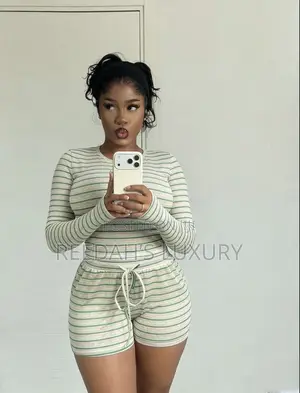 Zara Wears Mata Na Kalar Kore Da Neutral Mai Layuka Bi-Biyu
