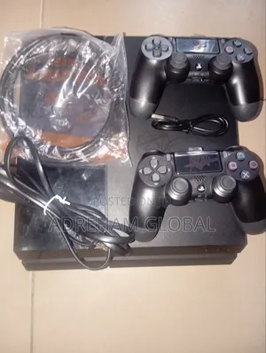 Sony PS4 Na Bature Da Aka Yi Amfani Da Shi, Tare Da Wasanni & 2 Controllers