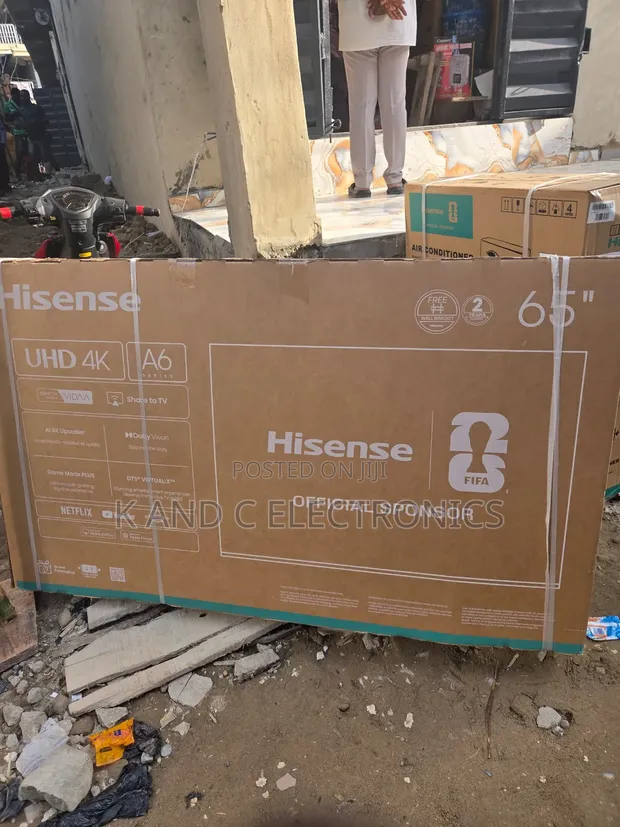 Babban Hisense 65-Inch UHD 4K Smart TV - 1