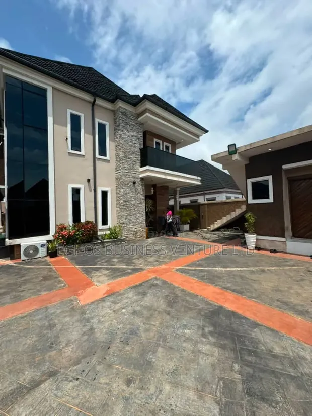 Gidan 4 Bedroom Duplex Don Siyarwa a Okhoromi, Benin City - 1