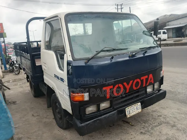 Toyota Dyna Truck (6 Tyres) - 1