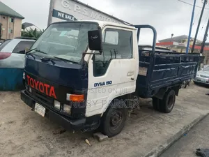 Toyota Dyna Truck (6 Tyres)
