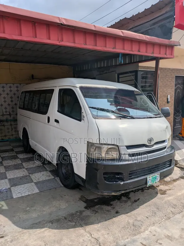 Toyota HiAce 2011 White - 1