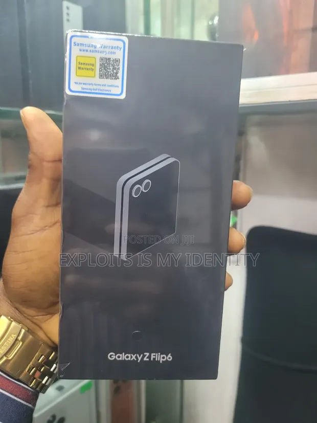 New Samsung Galaxy Z Flip6 256GB Black - 1