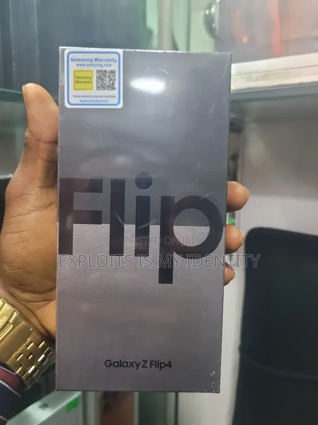 New Samsung Galaxy Z Flip4 256GB Gold - 1