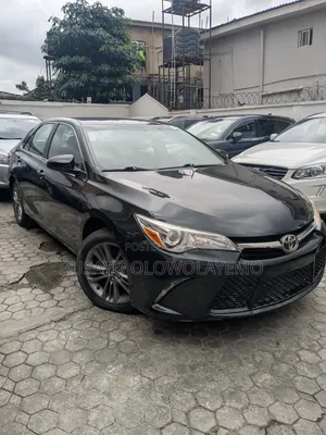2017 Toyota Camry SE Sedan