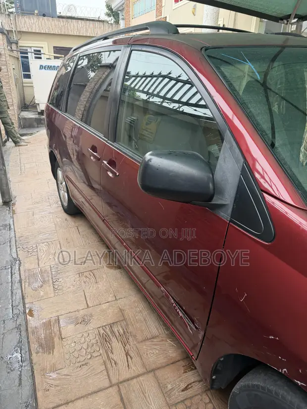 Toyota Sienna 2005 Maroon - 1