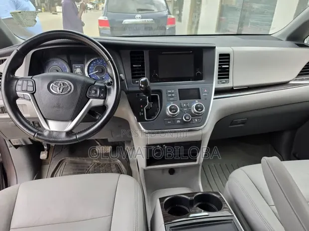 Toyota Sienna XLE 7-Fitarwa ta 2016 - 1