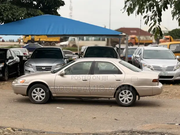 Toyota Camry LE 2000 Gold - 1