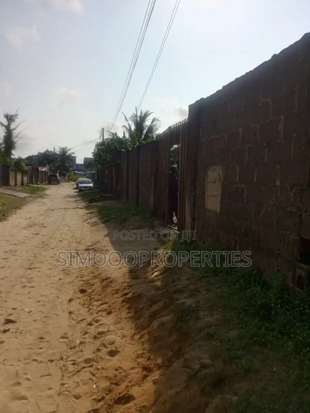1.5 Plot Busasshen Ƙasa Mai Shinge da Get don Siyarwa, Bashorun, Majek - 1