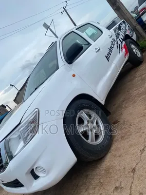 Toyota Hilux 2.5 D-4D 4x4 SRX 2012 White
