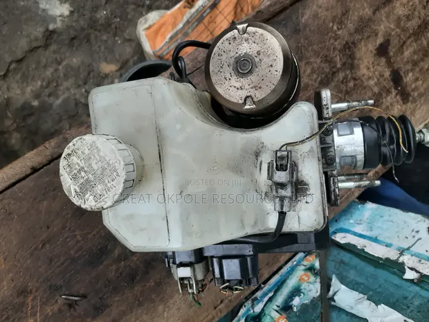 Mitsubishi Pajero ABS Module (2002-2006) - 1