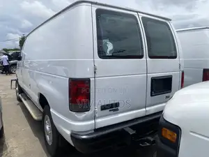 Ford E250 2014 Fari