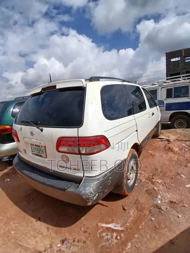 Toyota Sienna 2002 White - 1