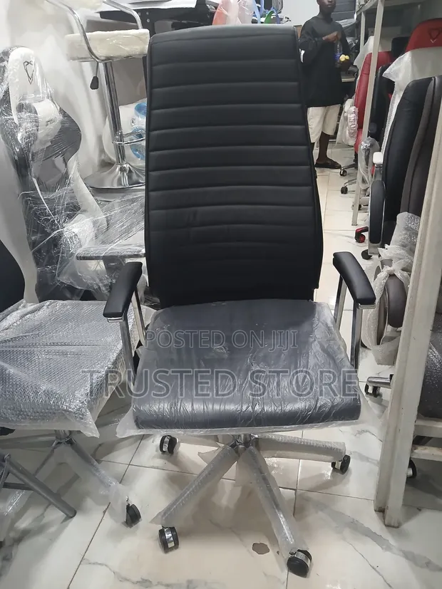 Executive Swivel Office Chair - Baki - 1