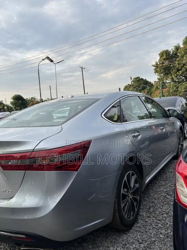 2017 Toyota Avalon XLE Premium Sedan - Azurfa - 1