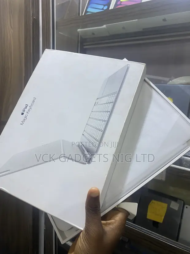 iPad Pro 11-inch M4 Magic Keyboard (A Bude Akwati) - 1