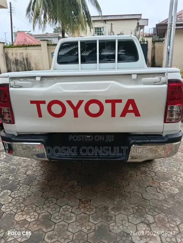 Toyota Hilux 2018 White - 1