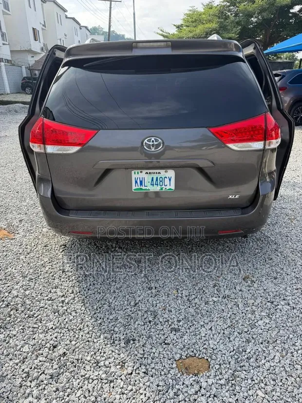 Toyota Sienna 2011 Gray - 1