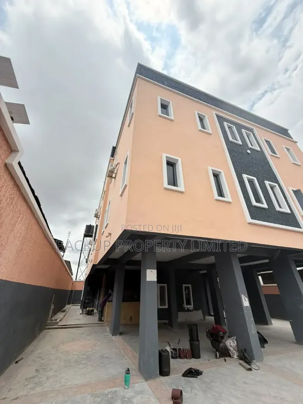 Gidan Sauyi 3-Bedroom Don Siyarwa a Ifako-Gbagada - 1