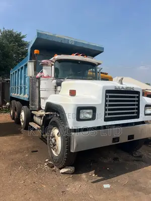 Mack Tipper Truck (12 Tyres)