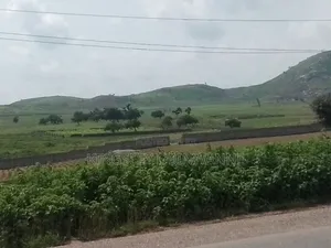 Filin Kasuwanci Don Siyarwa A Gefen Hanyar Giri-Lokoja