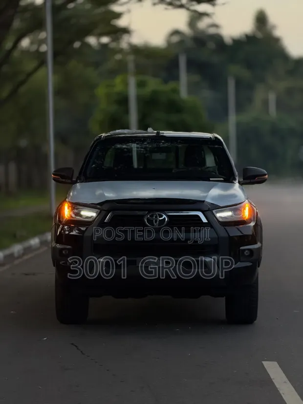 New Toyota Hilux SR5 2026 Black - 1