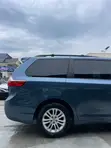 2017 Toyota Sienna XLE Premium 8 Passenger - 4