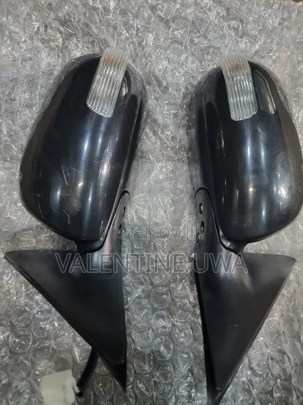 2010 Toyota Avensis Side Mirror with Light - 1