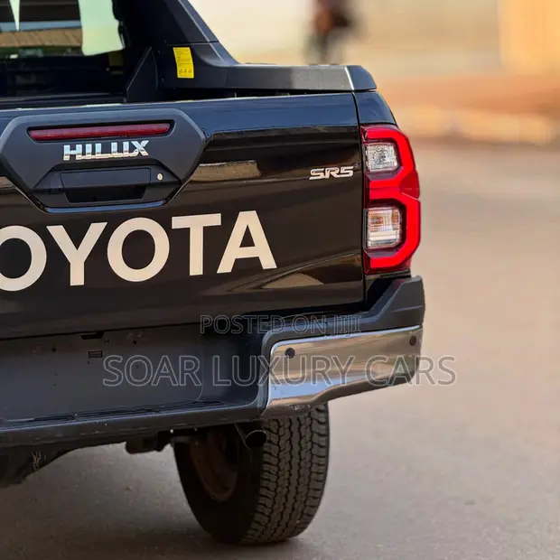 2026 Toyota Hilux SR5+ V6 Pickup - 1