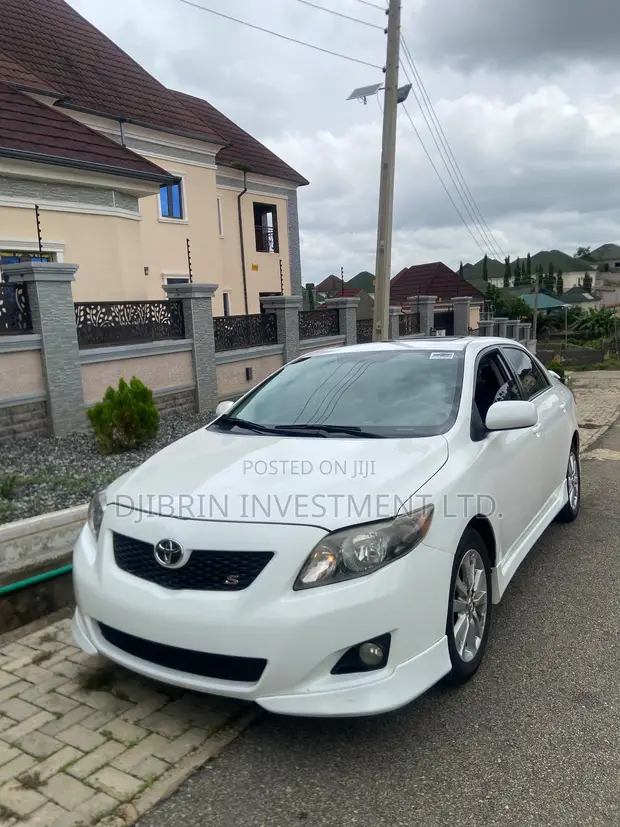 Toyota Corolla 2010 White - 1