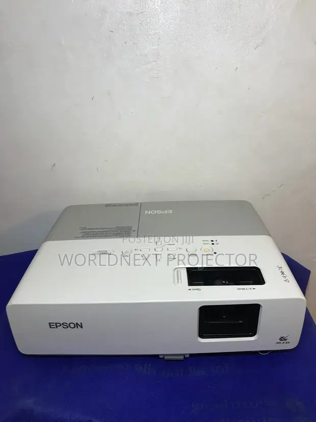 Epson PowerLite 822p Mai Haske VGA Projector - 1