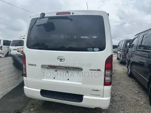 Toyota HiAce 2013 Fari