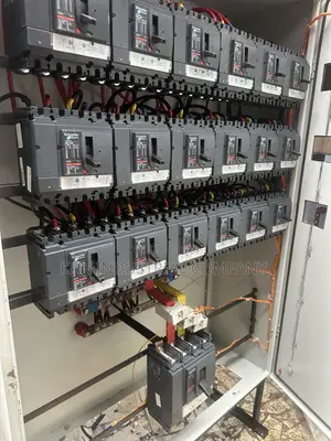 Schneider Electric 18-Way 100A 4-Pole Distribution Board with 400A Main Switch