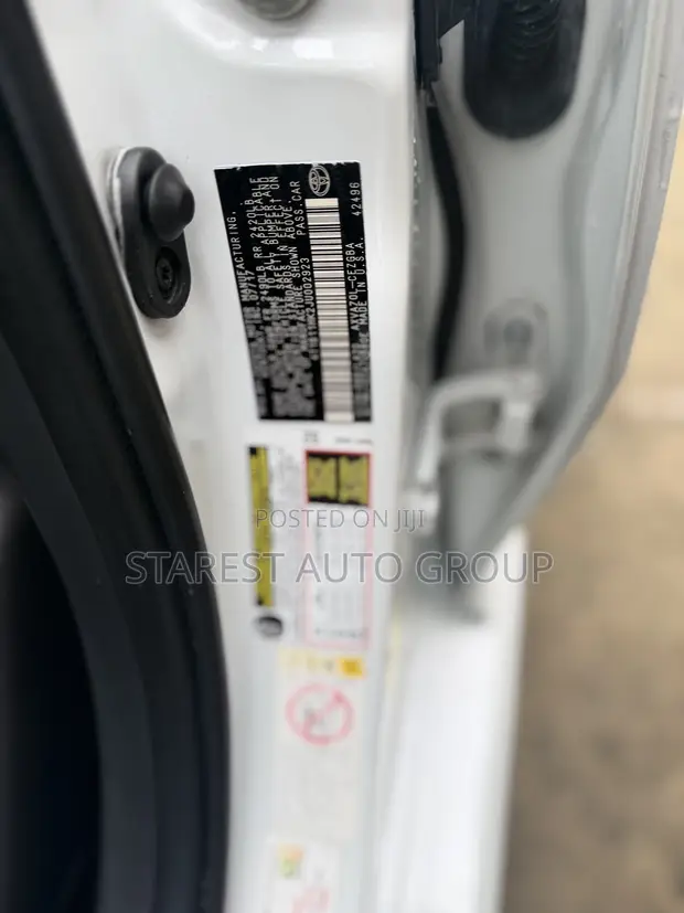 2018 Toyota Camry XLE FWD (2.5L) White - 1