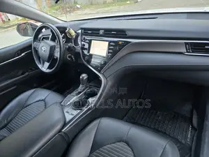 2018 Toyota Camry SE FWD (2.5L) White