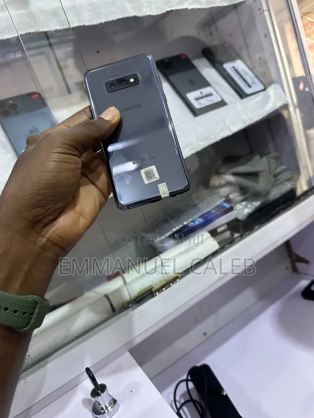 Samsung Galaxy S10e 128GB Black - 1