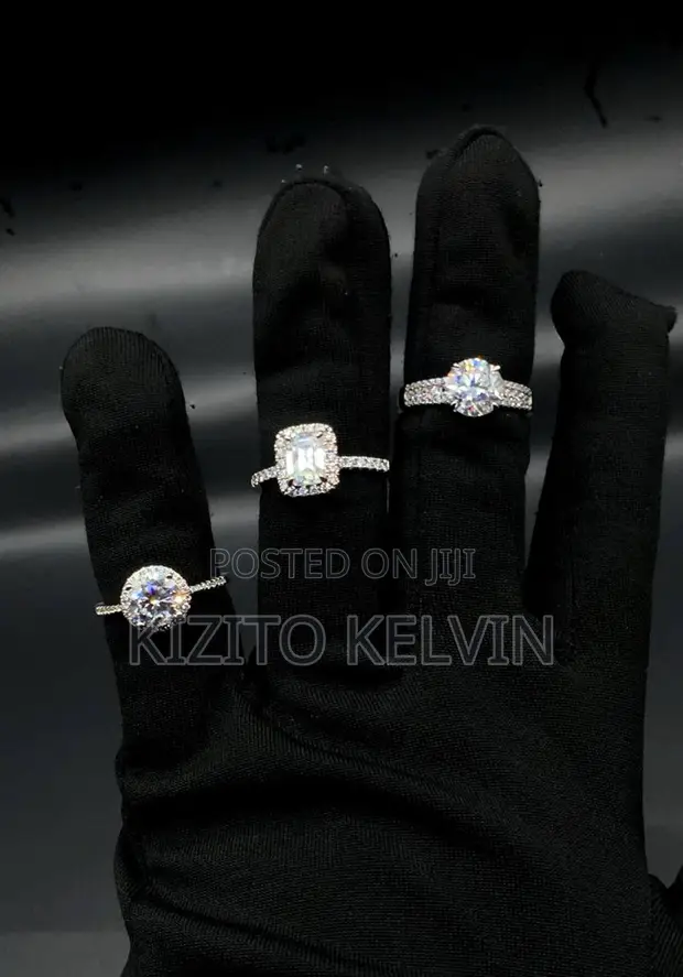 Diamond Engagement Ring - 18K Gold - 1