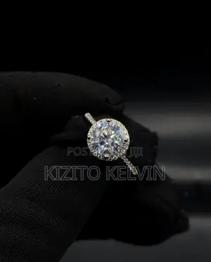 Diamond Engagement Ring - 18K Gold
