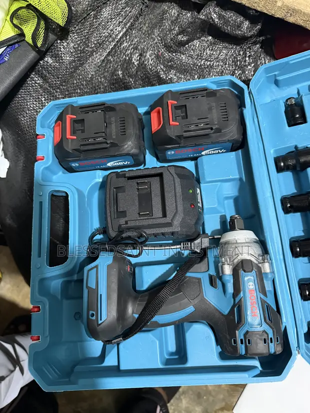 Makita Cordless Impact Wrench 1/2" - 1