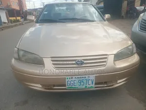 Toyota Camry 2000 Gold