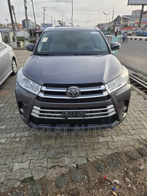 2017 Toyota Highlander XLE 4x4 V6 SUV - 1