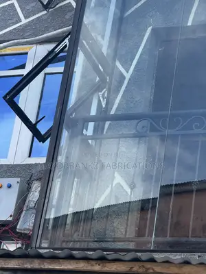 Frameless Shop Partition/Enclosure - Brand New