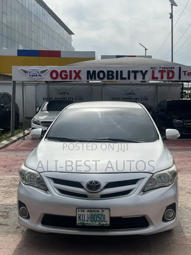 Toyota Corolla LE 2012 Silver - 1