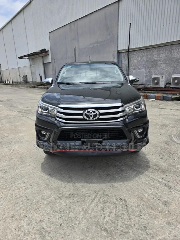 2020 Toyota Hilux V6 - 1