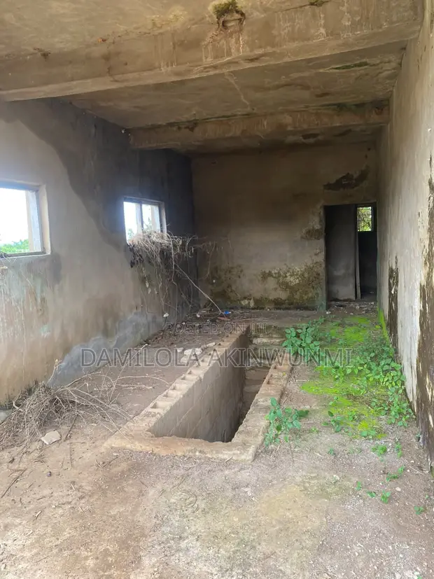 Filin Mai da Ba a Gama Ba Don Siyarwa, Abeokuta - 1