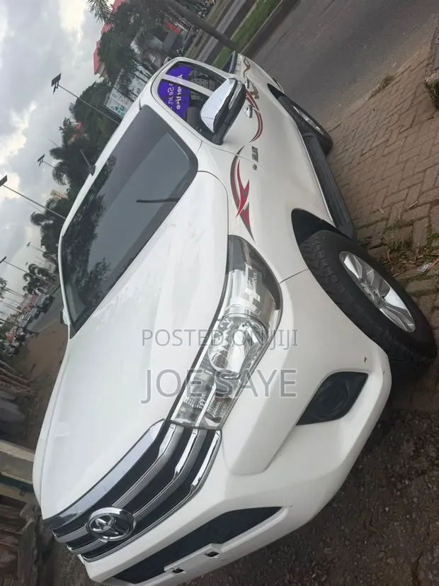 2022 Toyota Hilux White - 1