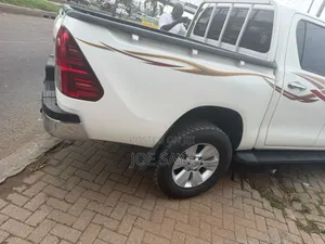 2022 Toyota Hilux White