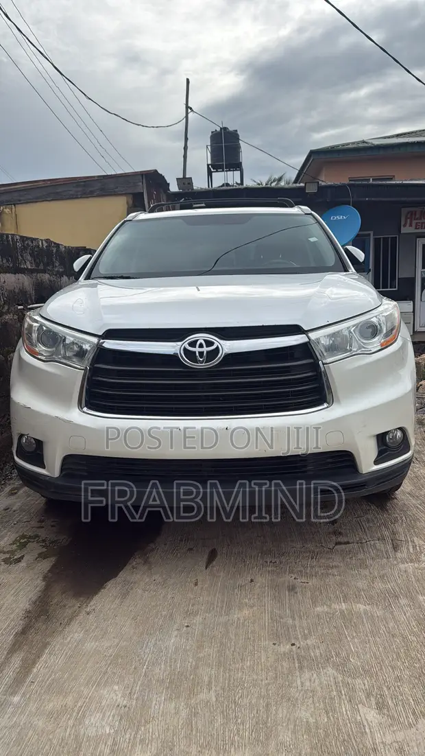 2016 Toyota Highlander XLE V6 4x2 SUV - 1