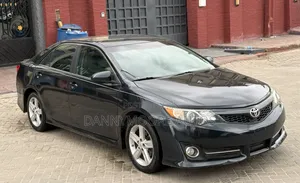 Toyota Camry SE Sedan 2012